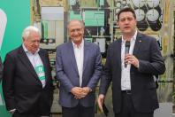 Lapa, 30 de junho de 2023 - O governador Carlos Massa Ratinho Jr., o vice-presidente Geraldo Alckimin e o presidemte do Grupo Potencial, Arnoldo Hammerschimidt lançam a pedra fundamental da esmagadora de soja para produção de biodiesel.