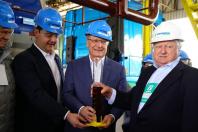 O governador Carlos Massa Ratinho Jr., o vice-presidente Geraldo Alckimin e o presidemte do Grupo Potencial, Arnoldo Hammerschimidt lançam a pedra fundamental da esmagadora de soja para produção de biodiesel.